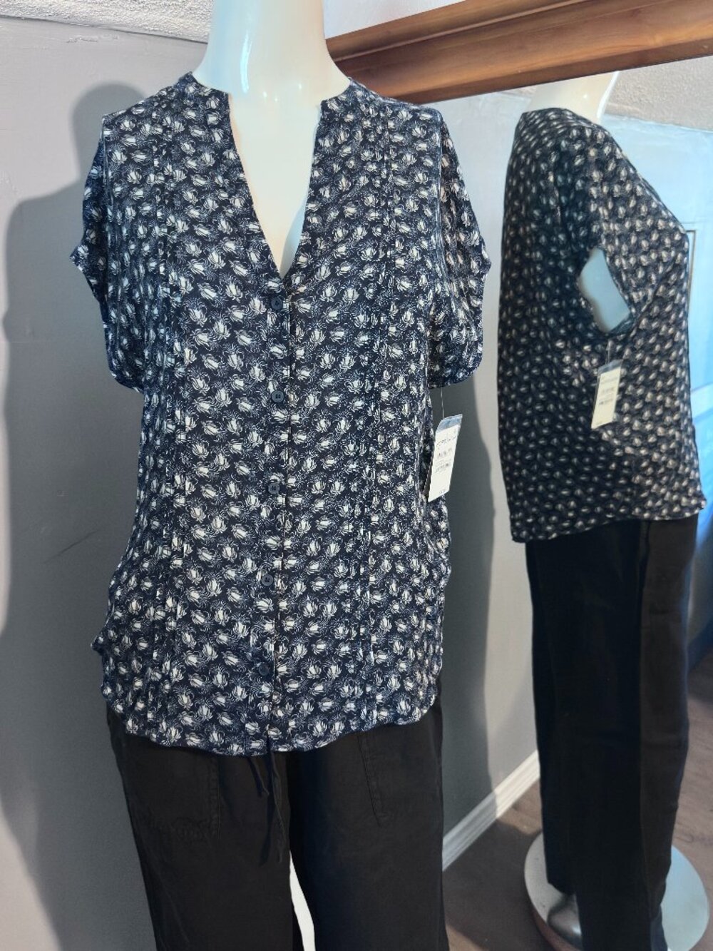NWT Treasure & Bond Navy Floral Button Up Blouse Size Small